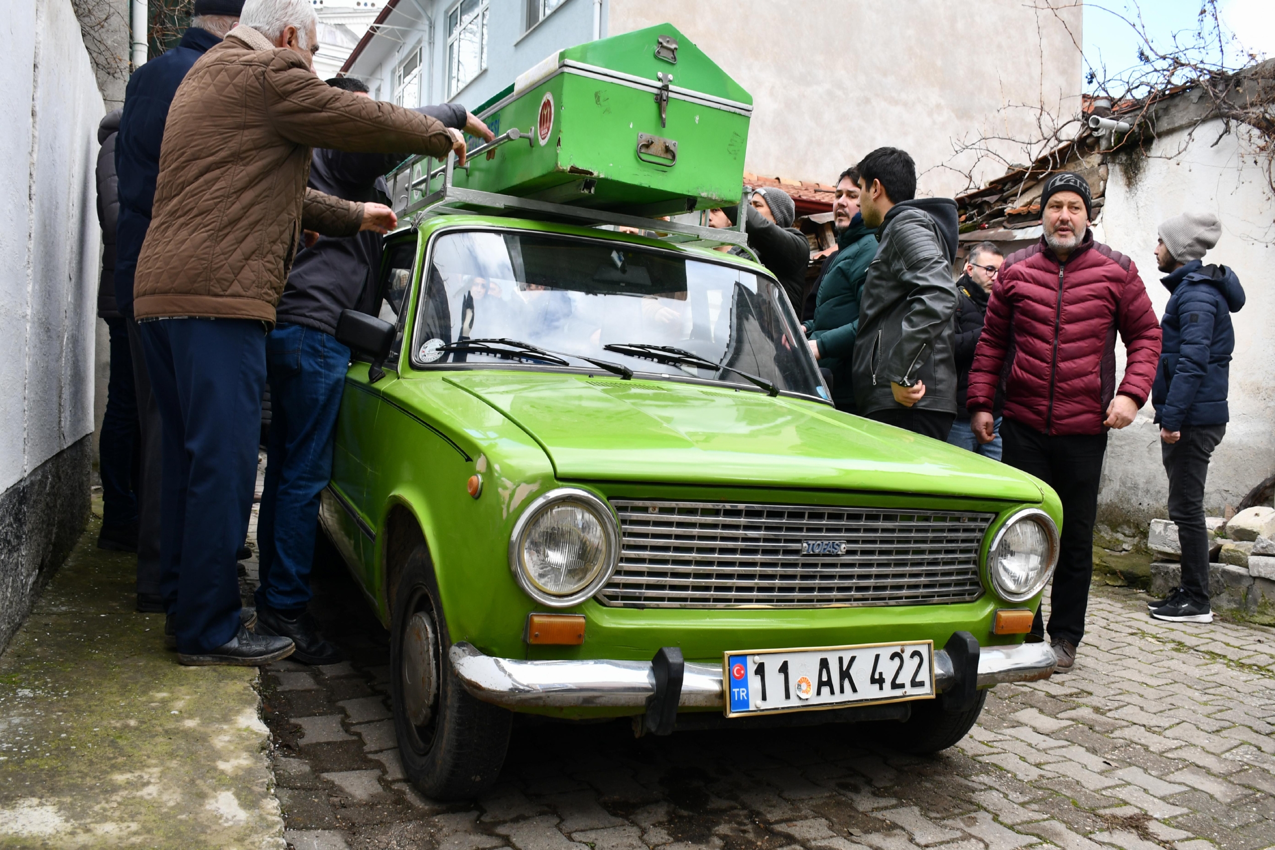 bilecikte-tabutunun-murat-124-ile-tasinmasini-vasiyet-eden-kisinin-istegi-yerine-getirildi-haberi-91FHlKCh.jpg