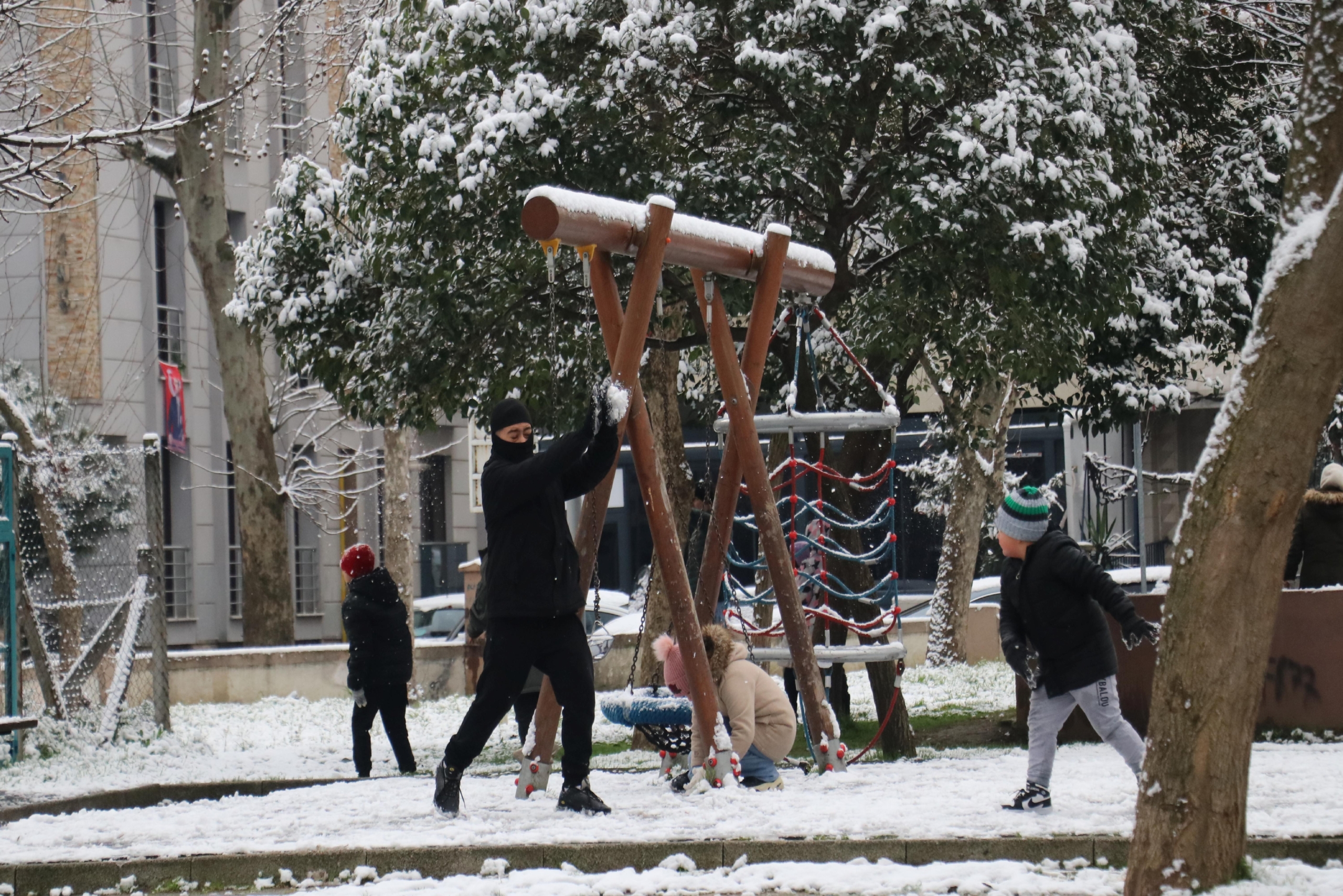 bursa-ve-yalovada-kar-yagisi-etkili-oluyor-haberi-IWv9hP19.jpg