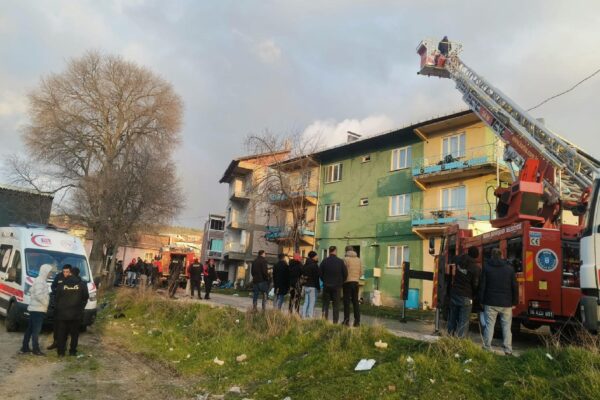 Bursa’da 3 katlı binanın çatısında çıkan yangın söndürüldü haberi