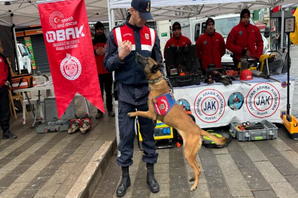 Bursa’da 6 Şubat depremleri anma etkinliğinde arama kurtarma malzemeleri sergilendi haberi