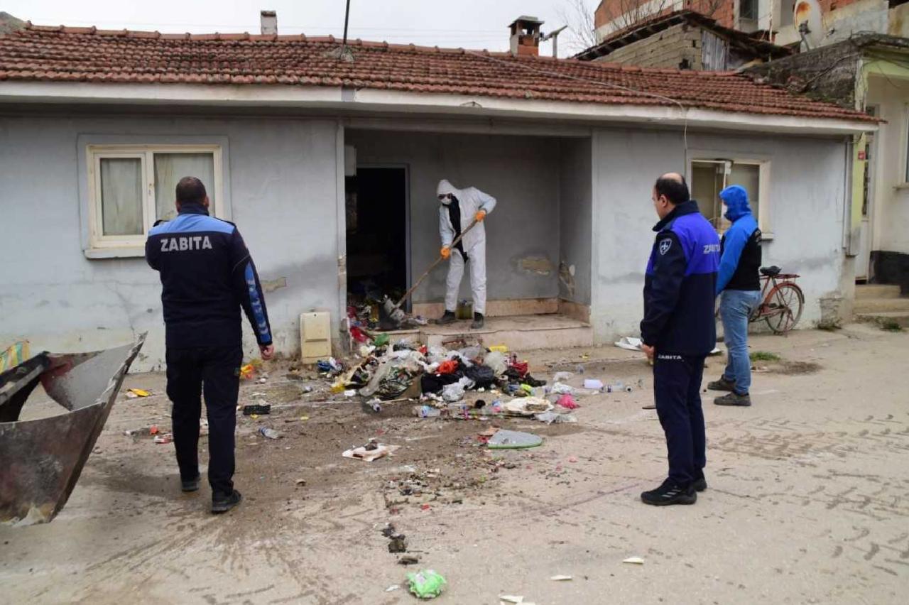 bursada-bir-evden-15-ton-cop-cikarildi-haberi-bXBtWIau.jpg