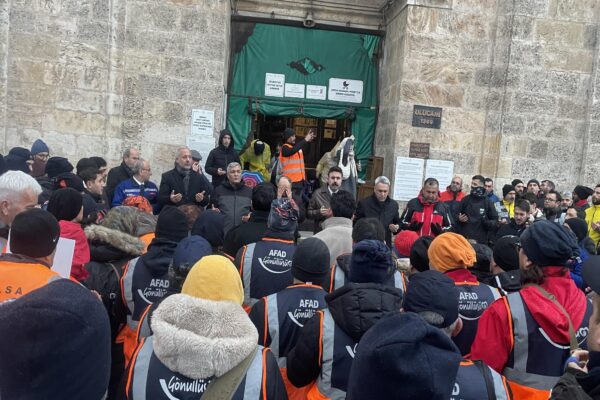 Bursa’da depremde hayatını kaybedenler “sessiz yürüyüş”le anıldı haberi