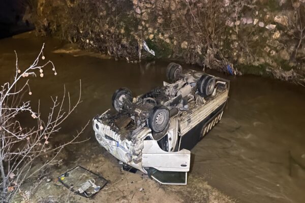 Bursa’da dereye düşen kamyonetin sürücüsü yaralandı haberi