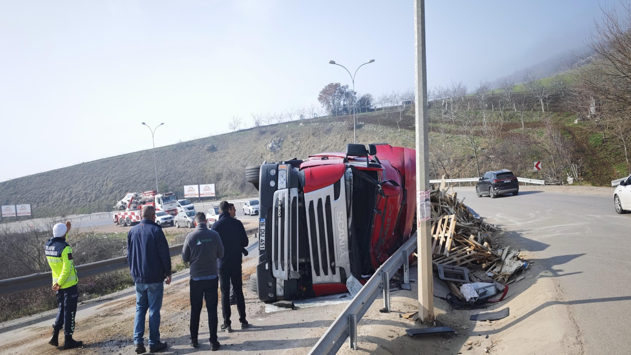 bursada-devrilen-ahsap-yuklu-tirin-surucusu-yaralandi-haberi-vyikP14h.jpg