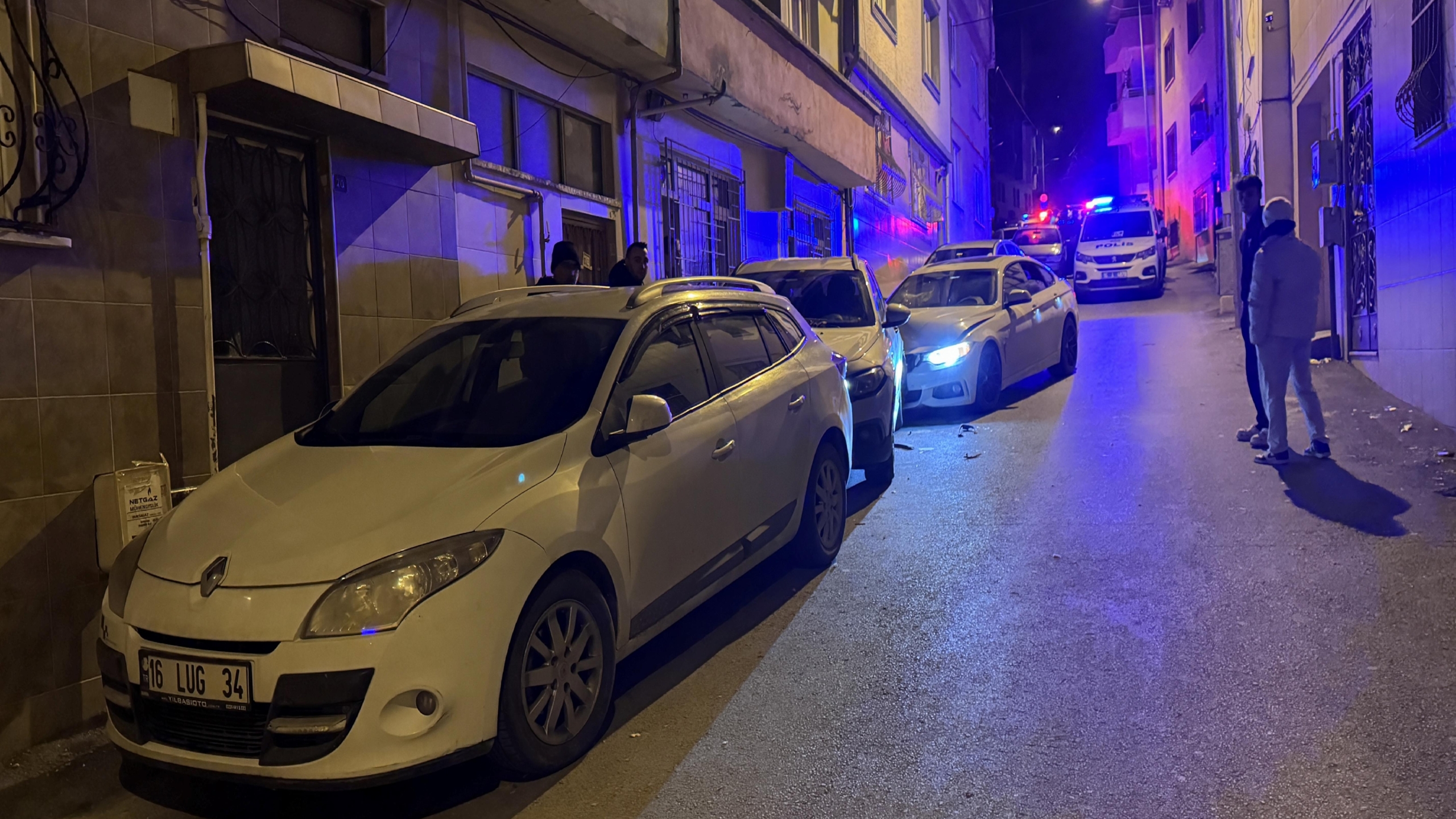 bursada-ehliyetsiz-surucu-park-halindeki-3-otomobile-carpti-haberi-s8HWiB9h.jpg