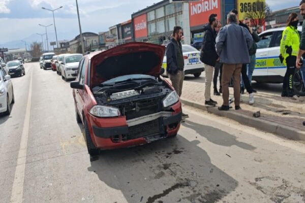 Bursa’da hafit ticari araçla otomobilin çarpıştığı kazada 1 kişi yaralandı haberi