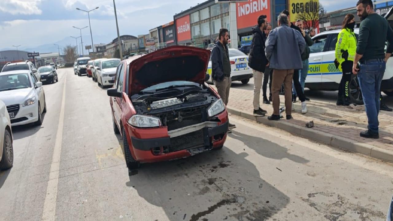 bursada-hafit-ticari-aracla-otomobilin-carpistigi-kazada-1-kisi-yaralandi-haberi-LCPMaStN.jpg