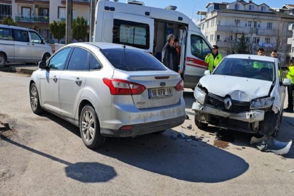 Bursa’da iki otomobilin çarpıştığı kazada 2 kişi yaralandı haberi