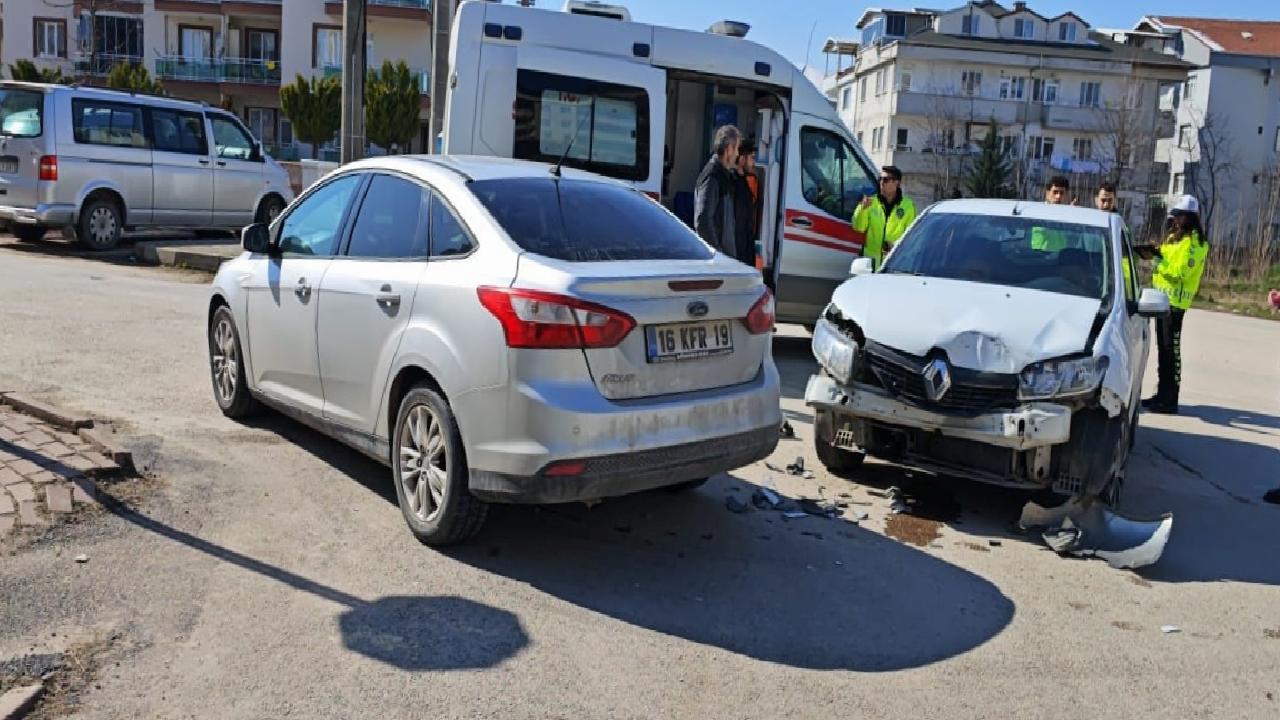 bursada-iki-otomobilin-carpistigi-kazada-2-kisi-yaralandi-haberi-iHQghbEZ.jpg