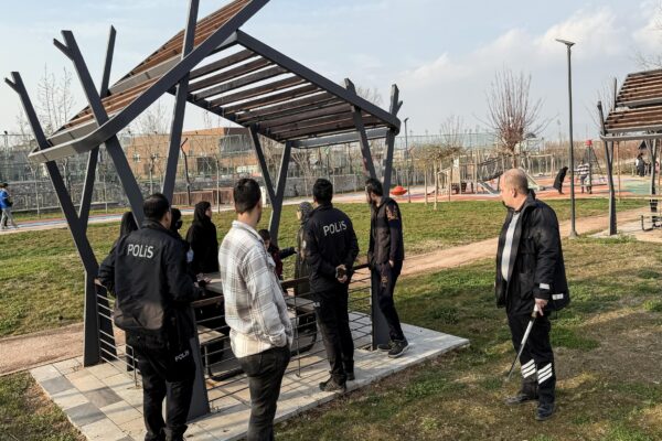 Bursa’da kavgaya müdahale eden güvenlik görevlisi döner bıçağıyla yaralandı haberi