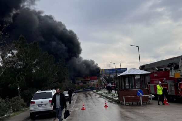 Bursa’da madeni yağ dükkanında çıkan yangına müdahale ediliyor haberi