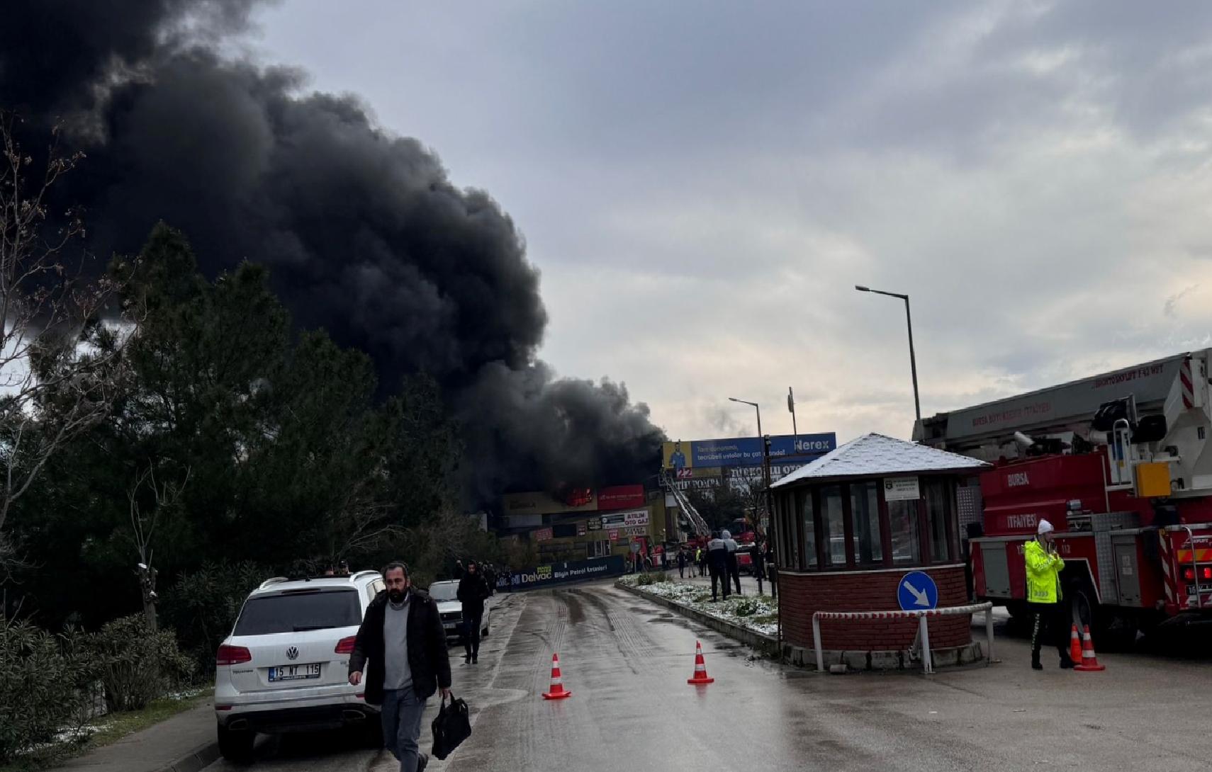 bursada-madeni-yag-dukkaninda-cikan-yangina-mudahale-ediliyor-haberi-1GW5NdH7.jpg