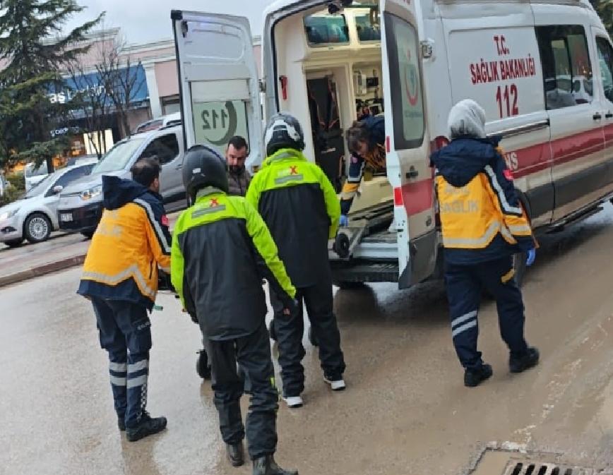bursada-otomobil-ile-motosikletin-carpismasi-sonucu-1-kisi-yaralandi-haberi-YHDFUNNx.jpg