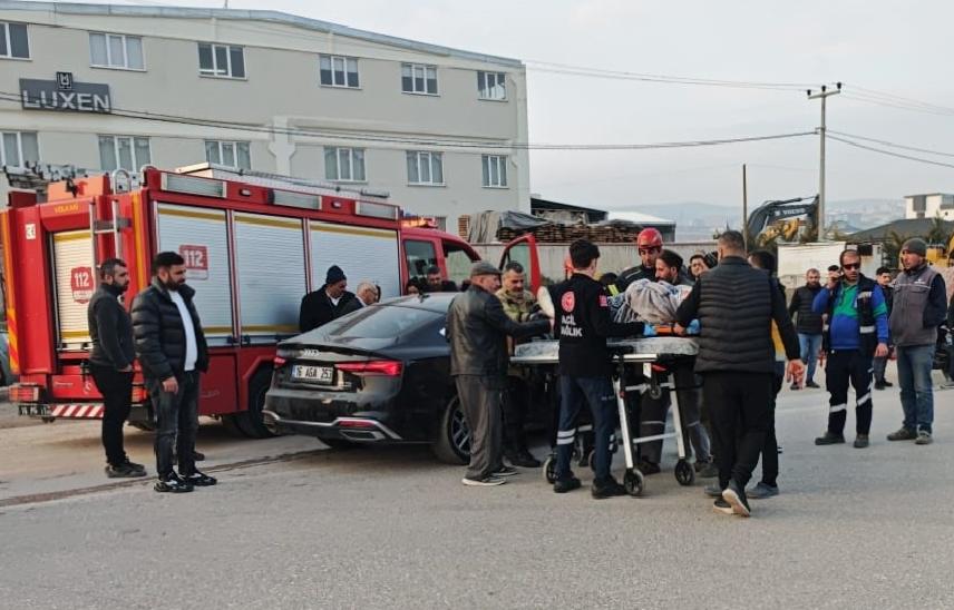 bursada-servis-minibusu-ile-otomobilin-carpismasi-sonucu-10-kisi-yaralandi-haberi-M7Jk9djL.jpg