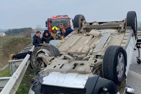 Bursa’da takla atan otomobildeki 3 kişi yaralandı haberi
