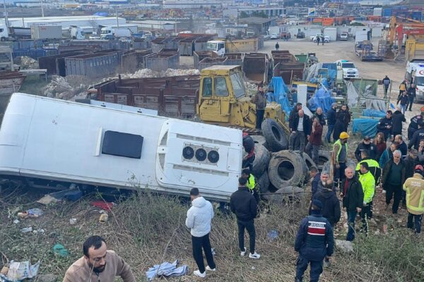 Bursa’da tırla çarpışan otobüsün şarampole devrilmesi sonucu 9 kişi yaralandı haberi