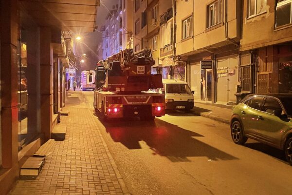 Bursa’da üç katlı evin çatısında çıkan yangın söndürüldü haberi