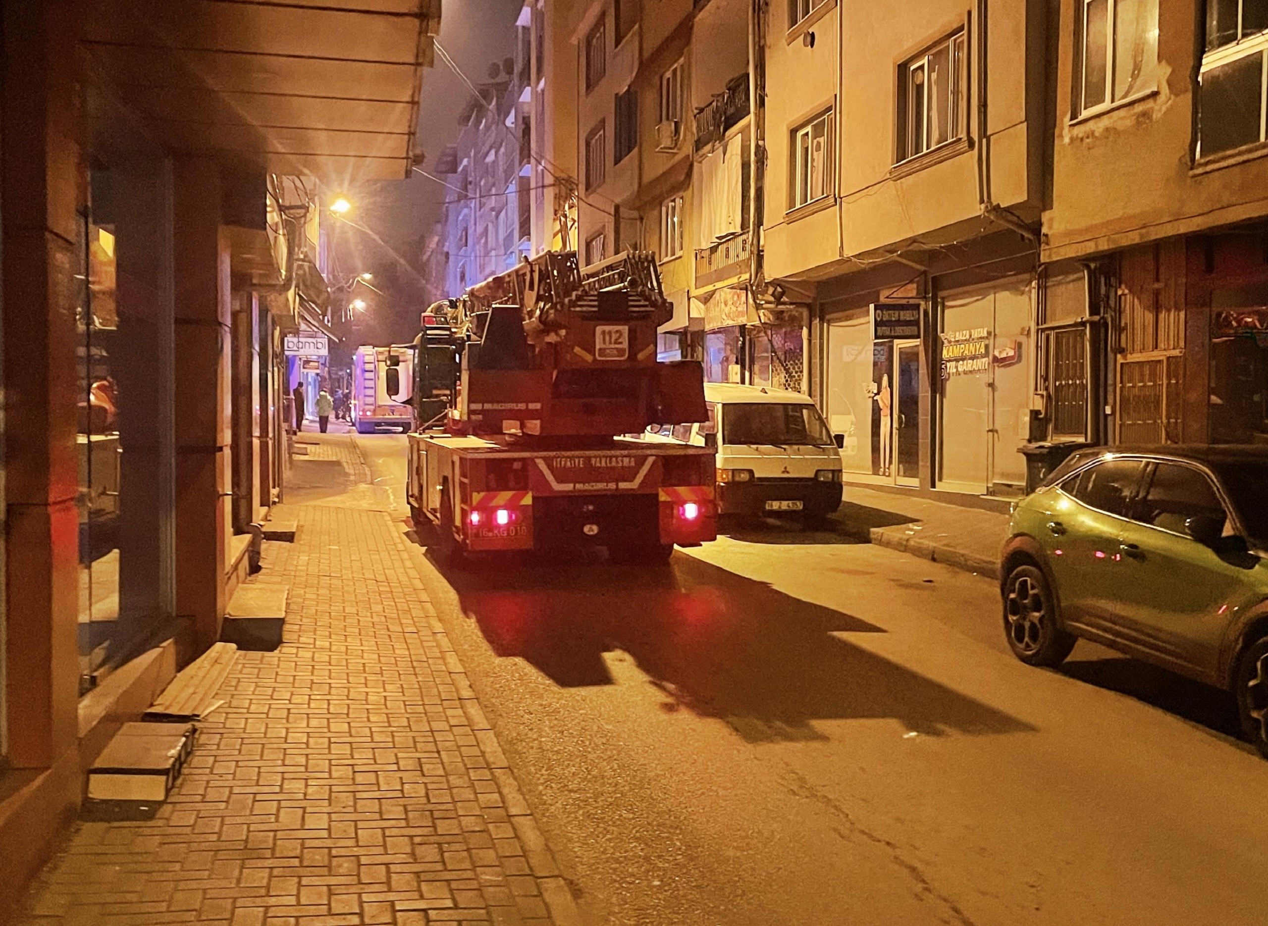bursada-uc-katli-evin-catisinda-cikan-yangin-sonduruldu-haberi-IurO11j7.jpg