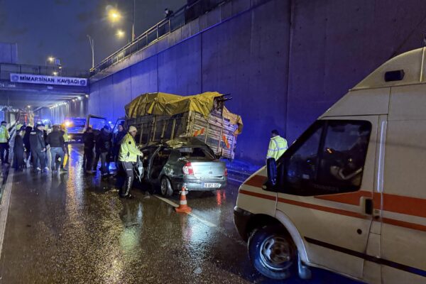 Bursa’da zincirleme trafik kazasında 1 kişi öldü, 4 kişi yaralandı haberi