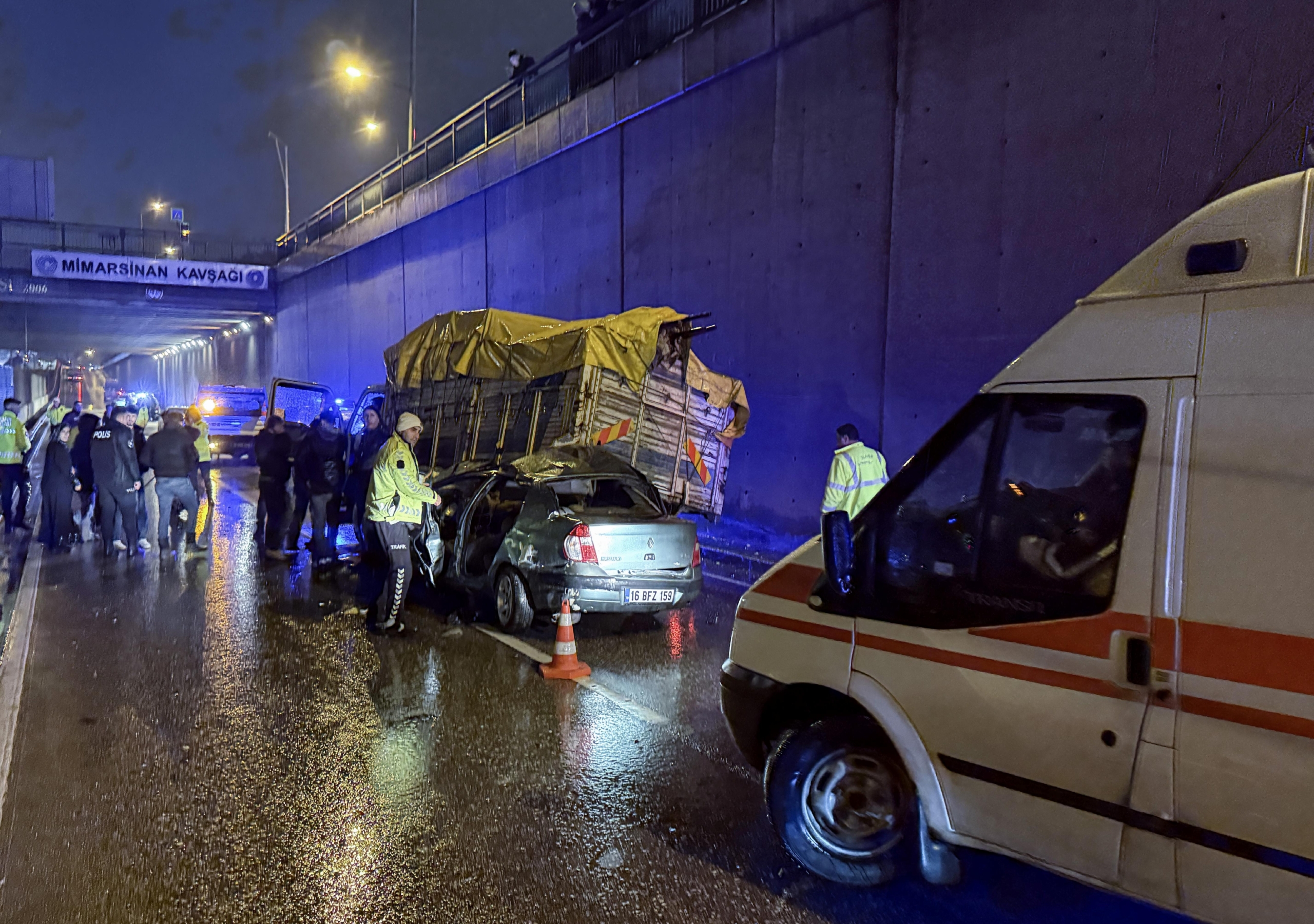 bursada-zincirleme-trafik-kazasinda-1-kisi-oldu-4-kisi-yaralandi-haberi-DWu8wLgY.jpg