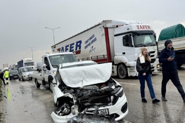 Bursa’daki kar yağışı trafik kazalarına neden oldu haberi