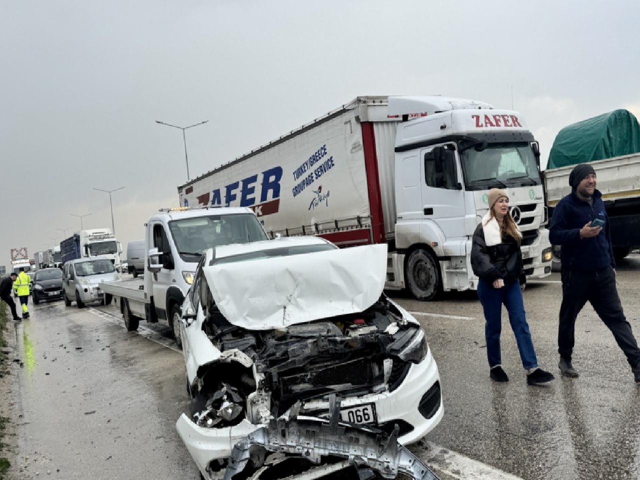 bursadaki-kar-yagisi-trafik-kazalarina-neden-oldu-haberi-TQeg5sNQ.jpg