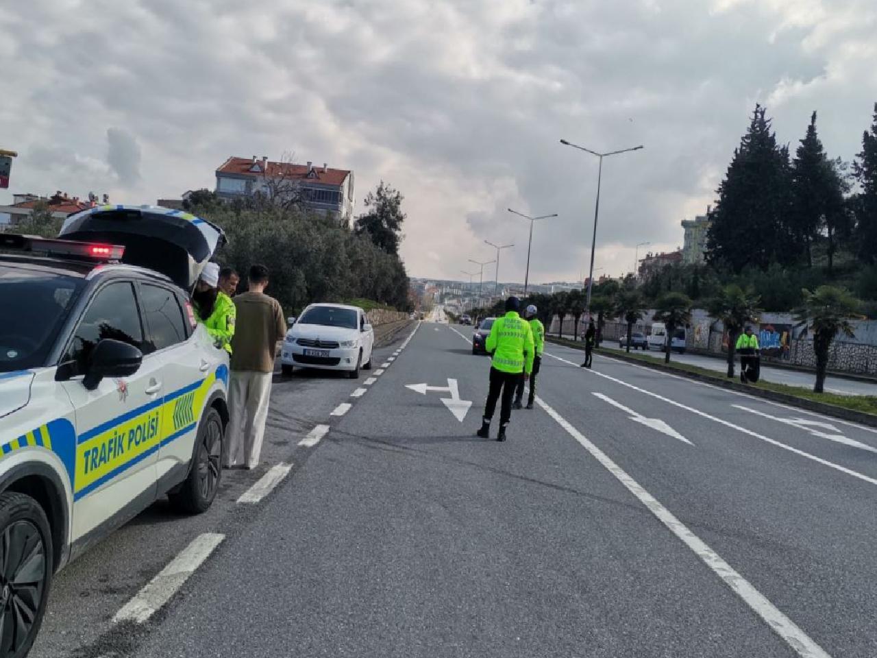 bursadaki-trafik-denetiminde-17-surucuye-ceza-haberi-IkYB79be.jpg