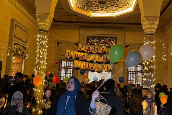 Büyük Çamlıca Camisi’nde çocuklara teravih sonrası hediye sürprizi haberi