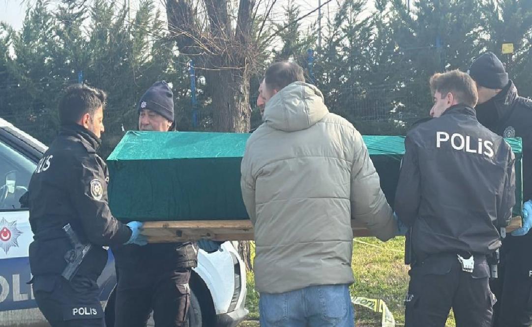 buyukcekmecede-parkta-alkol-alarak-uyuyan-kisi-donarak-oldu-haberi-BJKE6SQX.jpg