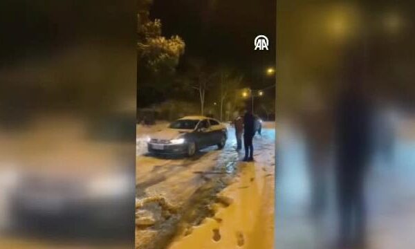 Büyükçekmece’de seyir halindeyken yanan otomobil kullanılamaz hale geldi haberi