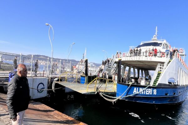 Çanakkale Boğazı’nda makine arızası yapan feribot iskeleye yanaştırıldı haberi