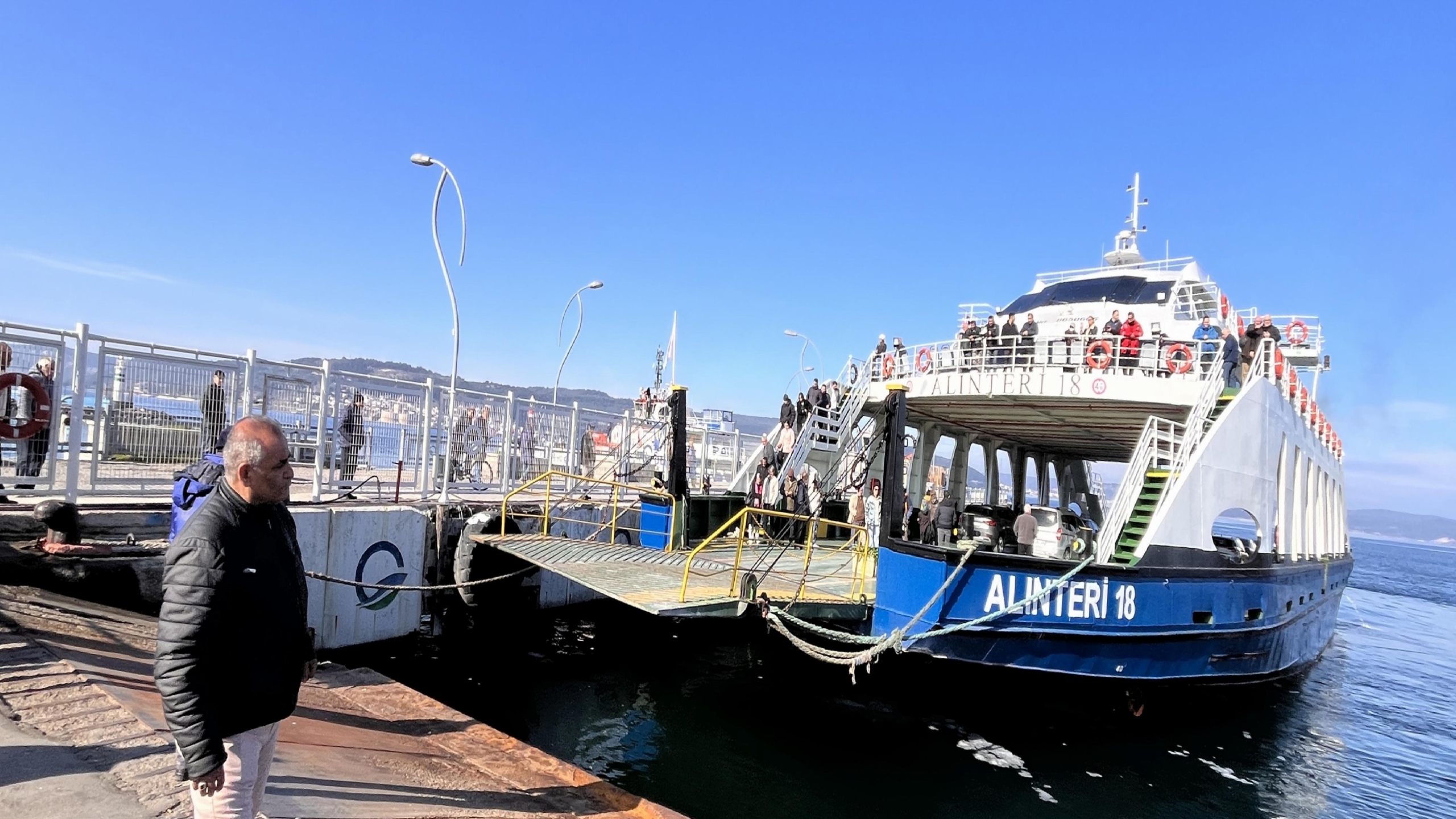 canakkale-bogazinda-makine-arizasi-yapan-feribot-iskeleye-yanastirildi-haberi-i3Mm2UEv.jpg