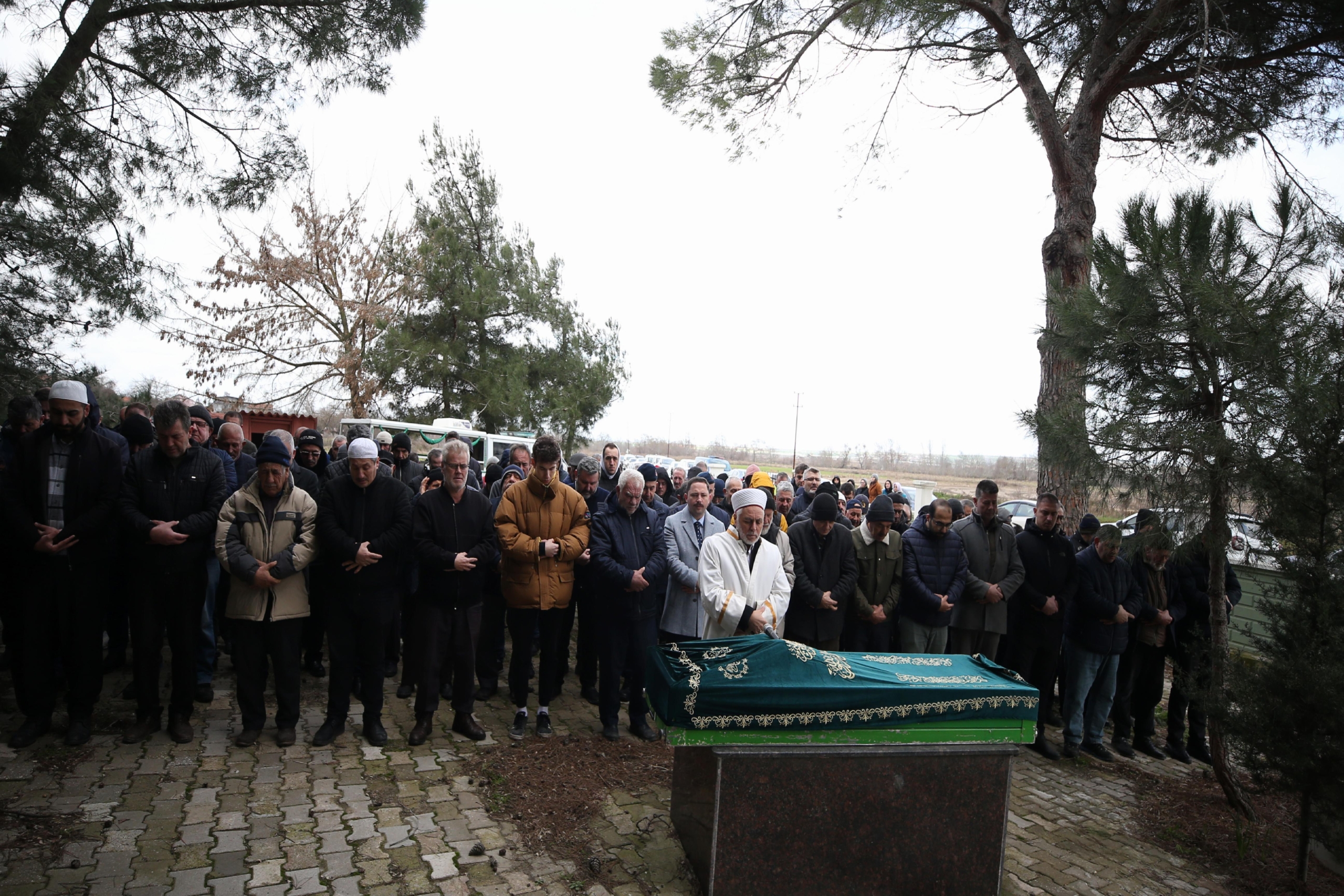 canakkale-savaslari-kahramani-dedesiyle-ayni-gun-vefat-eden-torunu-defnedildi-haberi-W44VTpHx.jpg