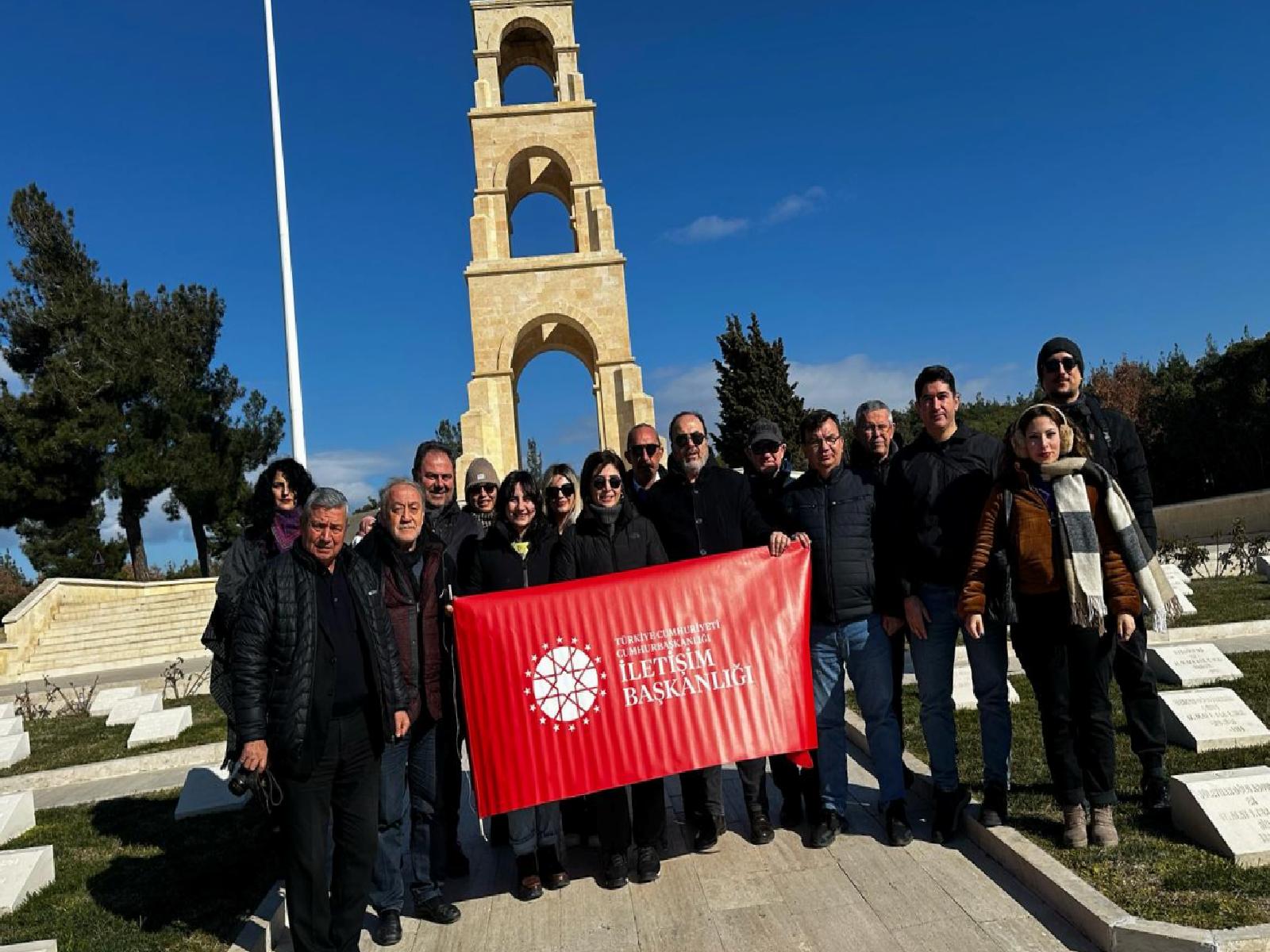 canakkale-ve-balikesirli-gazeteciler-basin-koprusu-etkinligiyle-sehitlikleri-gezdi-haberi-HPIvDVpz.jpg