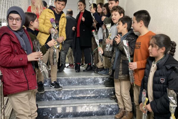 Çanakkale’de emekliye ayrılan öğretmen okuldan karanfillerle uğurlandı haberi