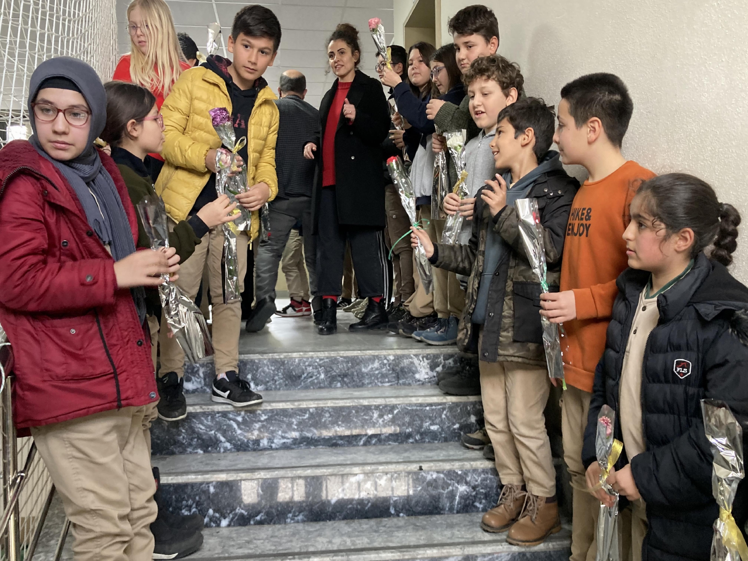 canakkalede-emekliye-ayrilan-ogretmen-okuldan-karanfillerle-ugurlandi-haberi-EQbViX2U.jpg