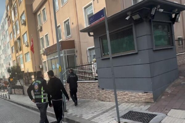 Çanakkale’de motosikletiyle trafik güvenliğini tehlikeye düşüren sürücüye 14 bin lira ceza yazıldı haberi