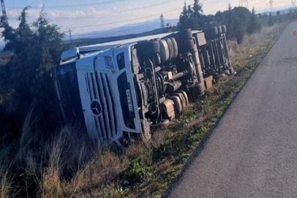 Çanakkale’de tır şarampole devrildi haberi