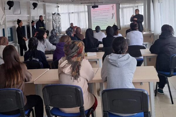 Çınarcık’ta itfaiye öğrenci yurtlarında eğitim verdi haberi