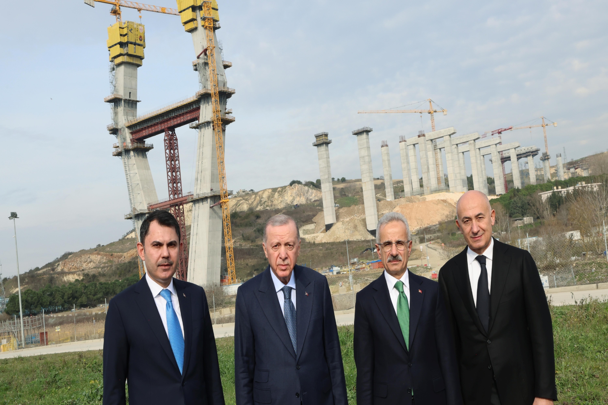 cumhurbaskani-erdogan-basaksehir-nakkastepe-otoyolu-santiyesini-ziyaret-etti-haberi-cdc1XRAI.jpg