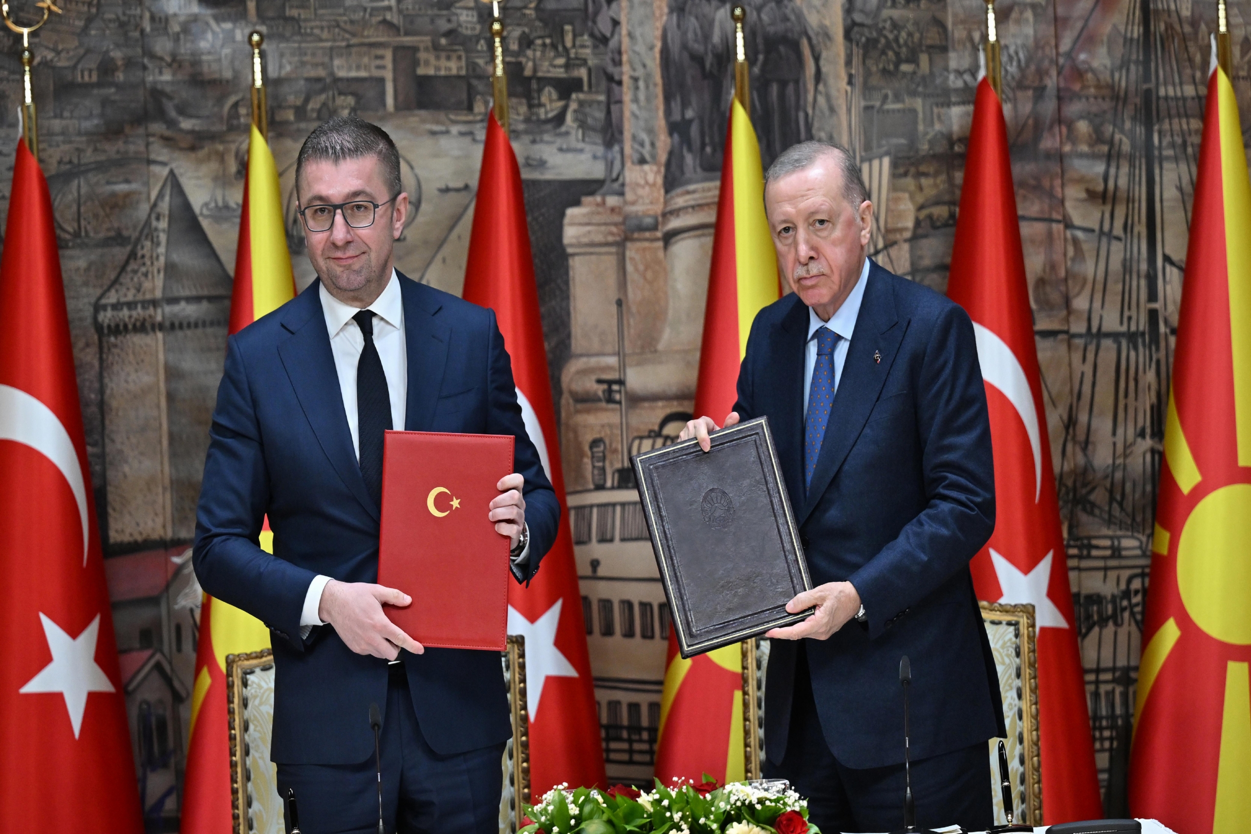 cumhurbaskani-erdogan-kuzey-makedonya-basbakani-mickoskiyle-ortak-basin-toplantisi-duzenledi-haberi-54CtBSIW.jpg