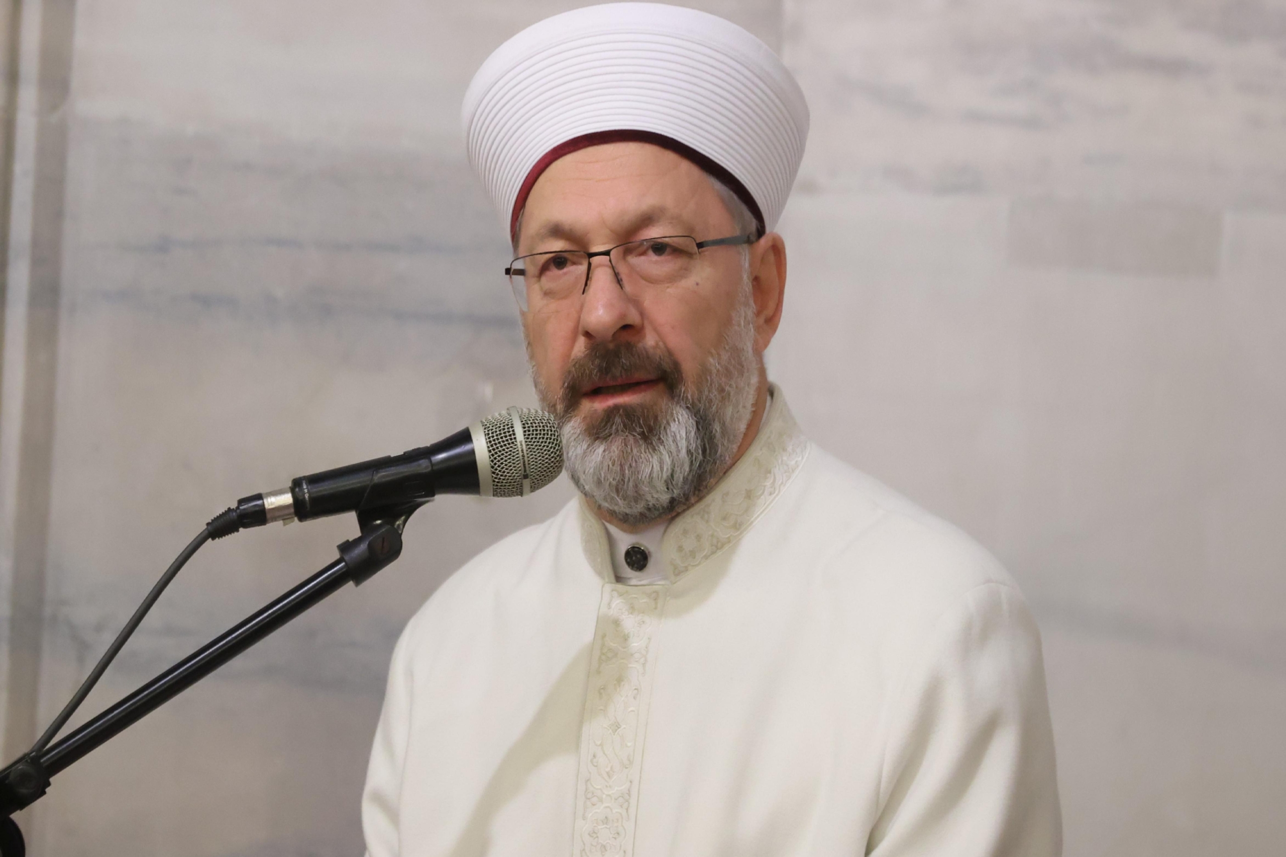 diyanet-isleri-baskani-erbas-istanbulda-hatmi-serif-programina-katildi-haberi-pTkmIYbK.jpg