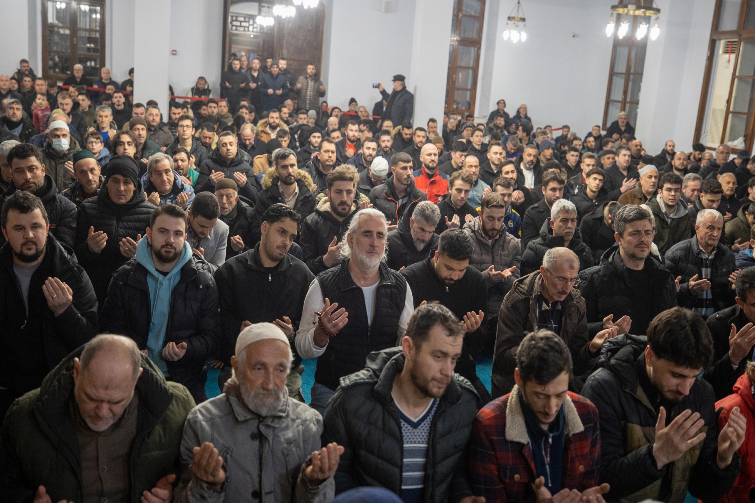 dogu-marmara-ve-bati-karadenizde-berat-kandili-dualarla-idrak-edildi-haberi-G59DOKPa.jpg