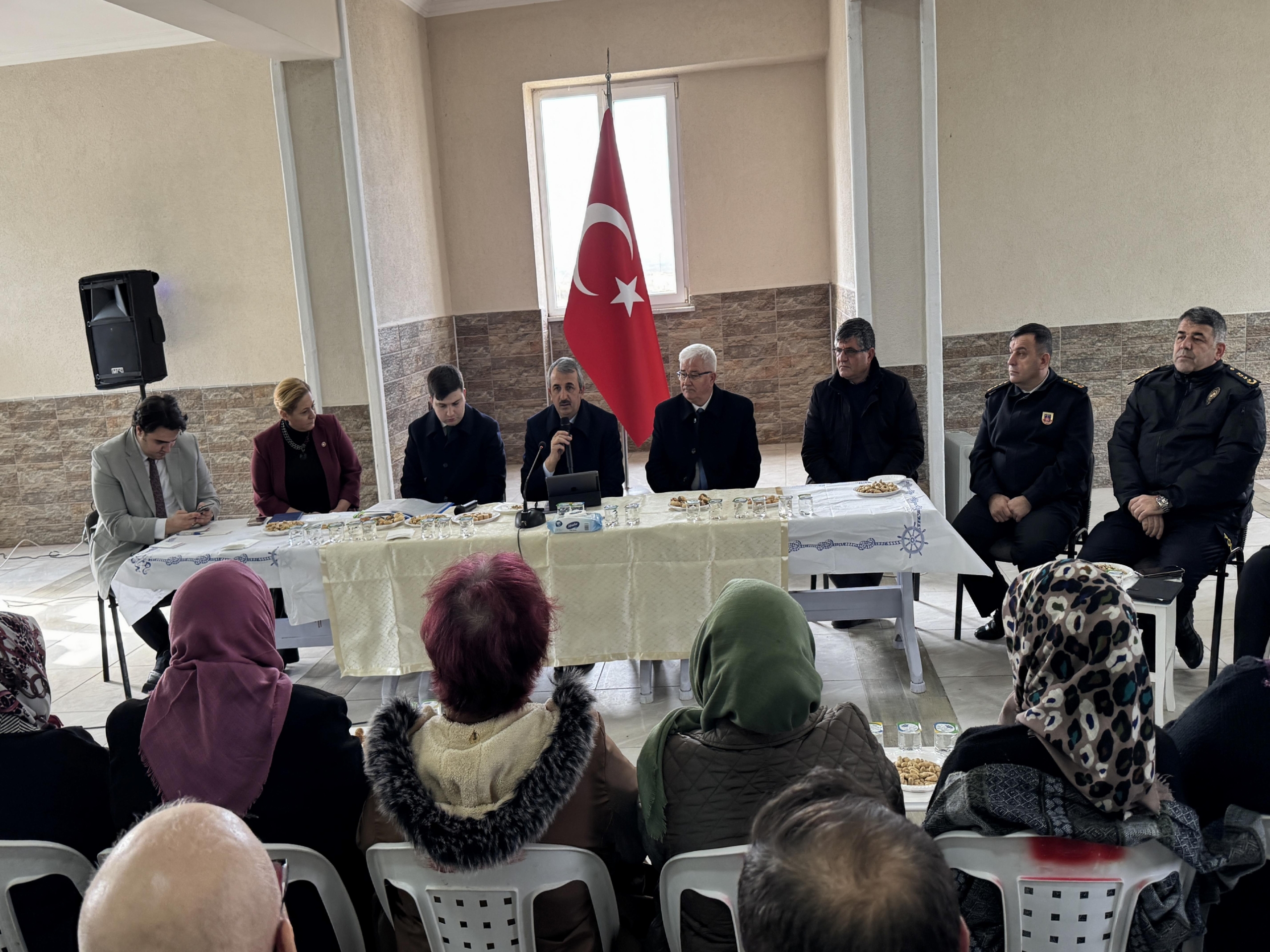 edirne-valisi-sezer-meric-ilcesinde-muhtarlarla-bir-araya-geldi-haberi-DrvdgJeC.jpg