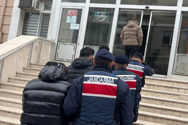 Edirne’de 2 suç örgütü üyesi ile 1 cinayet şüphelisi Yunanistan’a kaçarken yakalandı haberi
