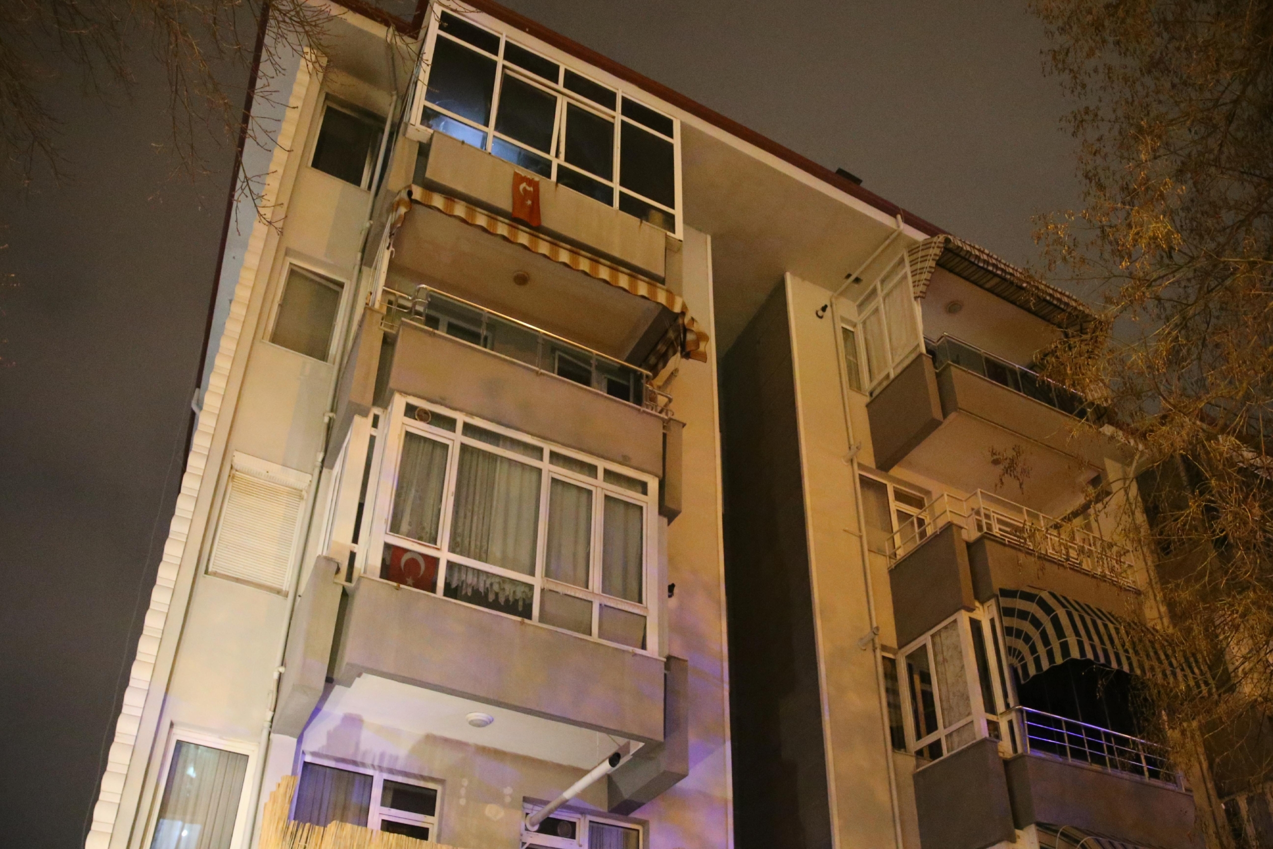 edirnede-apartman-dairesinin-balkonunda-cikan-yangin-sonduruldu-haberi-qWEM8HVt.jpg