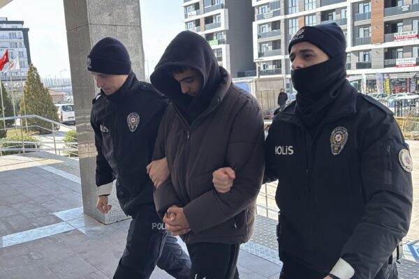 Edirne’de babasını bıçakla yaralayan zanlı tutuklandı haberi