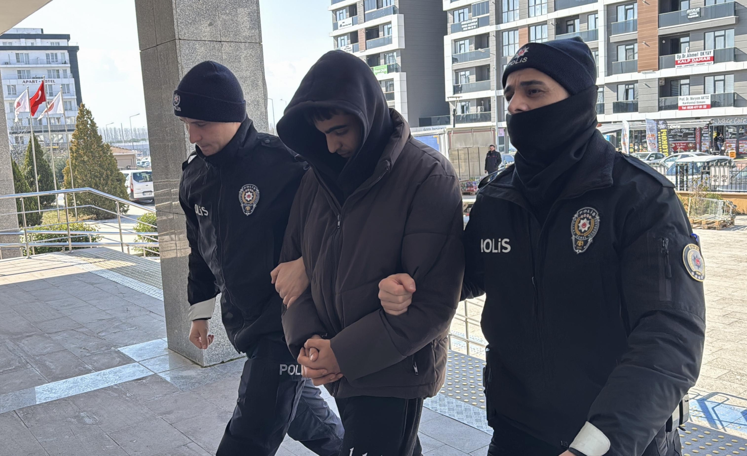 edirnede-babasini-bicakla-yaralayan-zanli-tutuklandi-haberi-1P5Jspz4.jpg