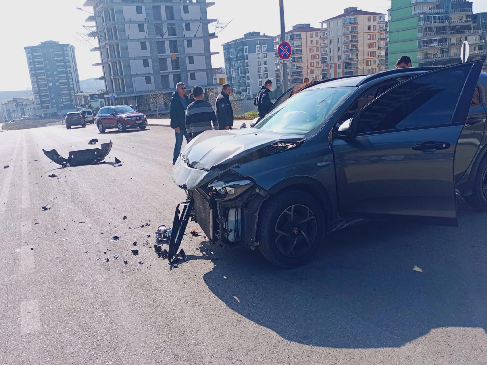 edirnede-ciplerin-carpistigi-kazada-3-kisi-yaralandi-haberi-s1cTlHSP.jpg