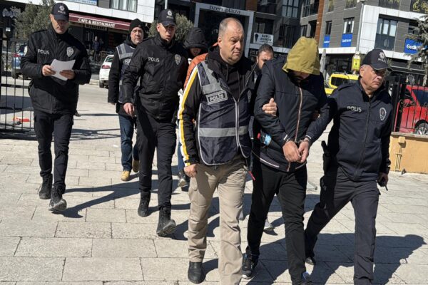 Edirne’de kuyumcuya sahte altın satmaya çalışan 3 zanlı yakalandı haberi